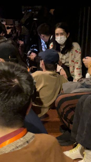 张杰演唱会受伤后，又带伤演出，谢娜携何炅黄磊现身台下为他捧场休闲区蓝鸢梦想 - Www.slyday.coM