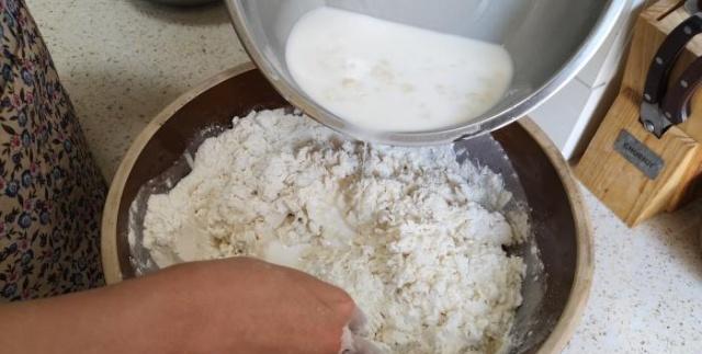 用酵母蒸的馒头是没有灵魂的，这才是山东大馒头的正确做法，真香