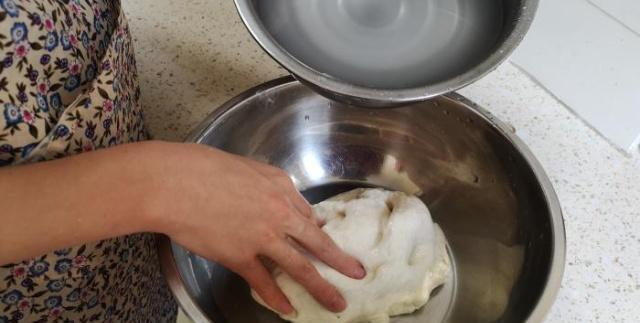 用酵母蒸的馒头是没有灵魂的，这才是山东大馒头的正确做法，真香