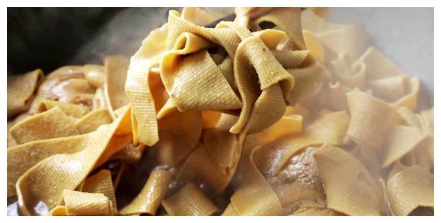 豆腐皮和鸡腿在一起煮,没想到这么好吃,出锅后连汤都不剩