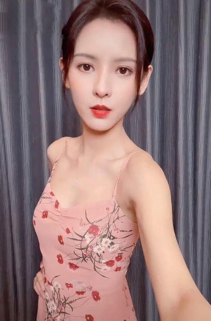张予曦太瘦了,穿吊带裙撑不起来,气质好难怪是王思聪前女友