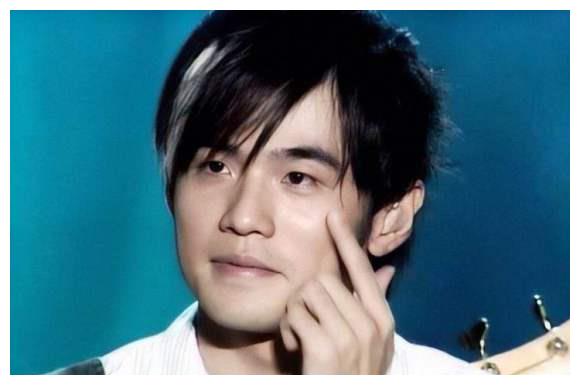 周杰伦年轻时候听过七里香在那个夏天从此就迷上了