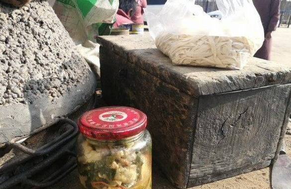 农村父子俩的寒酸午餐吃20年,干的活明明很赚钱,却从来不下馆子|馆子