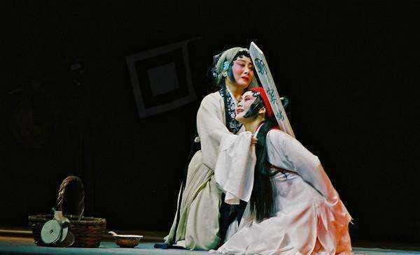 窦娥受冤屈而死,这个可怜的人在临死之前发了三个毒誓,并且一一应验