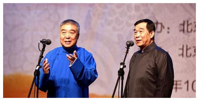 71岁石富宽罕露面满面春风气色饱满患癌后精神头更足