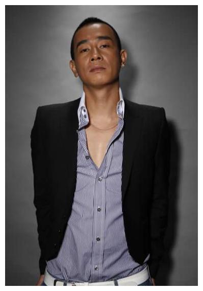 13岁辍学,16岁闯香港,当过7年伴舞,曾想退隐被周杰伦拉了回来