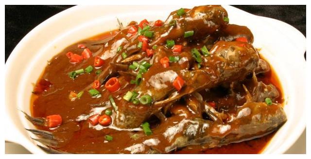 做法1:红烧黄辣丁准备食材如下:黄辣丁500克,姜末2汤匙,蒜末2汤匙