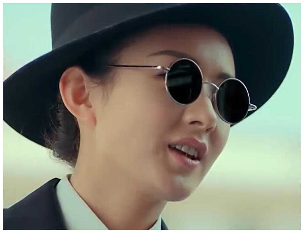 要赶往北平新月饭店去给二月红的妻子丫头求药,因此佛爷假扮成彭三鞭