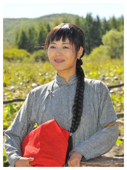 因长相问题两次被抢女主角,后凭借农村剧走红,王茜华真不容易