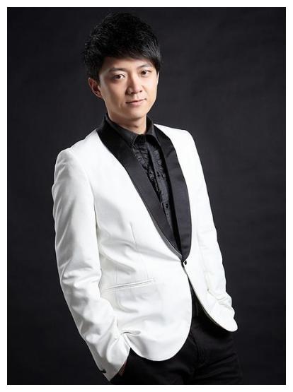 他是山东卫视当家主持人,今已官宣离职,未来会有新的发展方向|李鑫