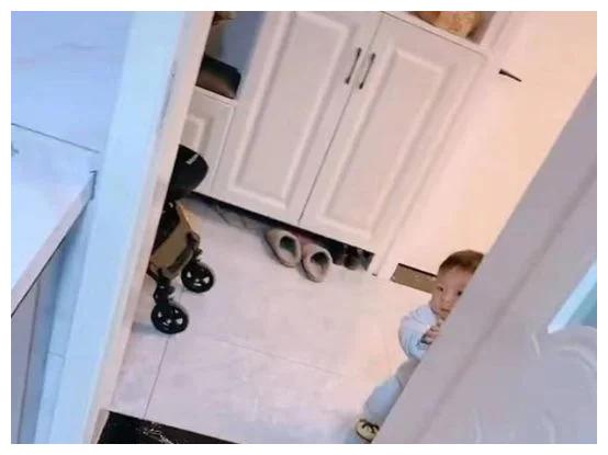 妈妈正在做饭宝宝突然学会走路扶墙过来找妈妈网友萌化了