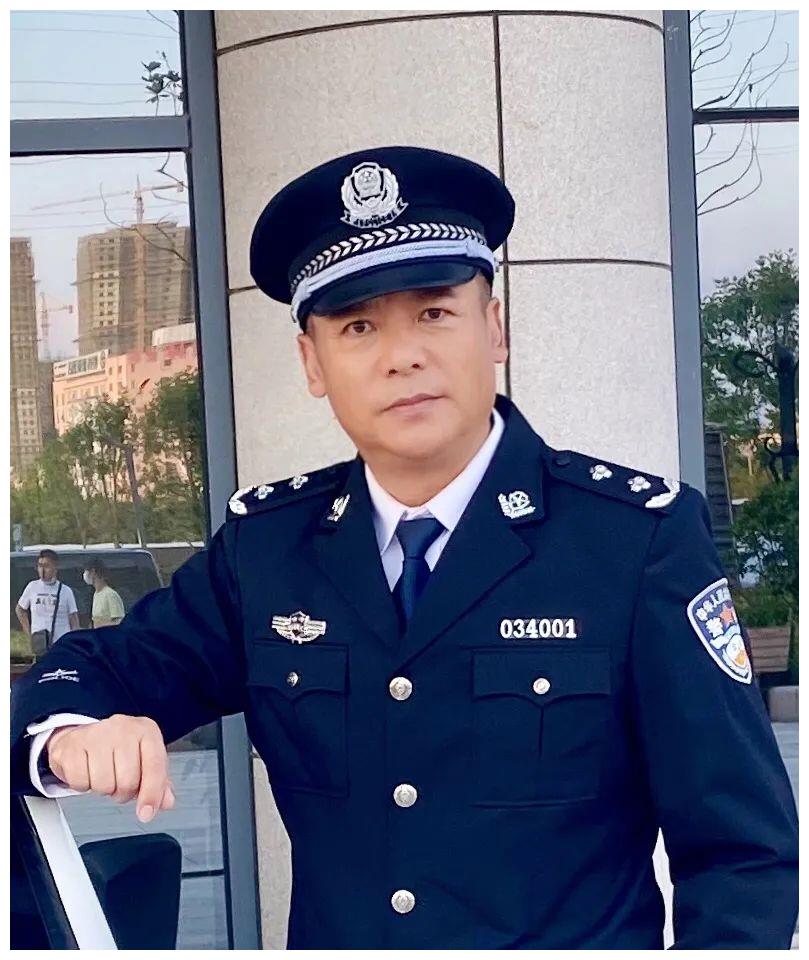 心中有数,具有大智若愚风范的市公安局局长,更是男主角于超坚强的后盾