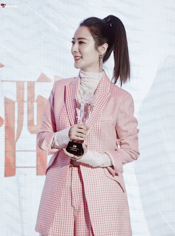 薇娅粉色格子西装亮相,随性干净尽显成熟魅力,气质满分