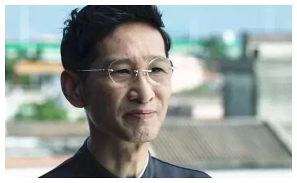 他是"黄金绿叶",节目中骂人却获网友点赞,为拍戏脸上扎40针!