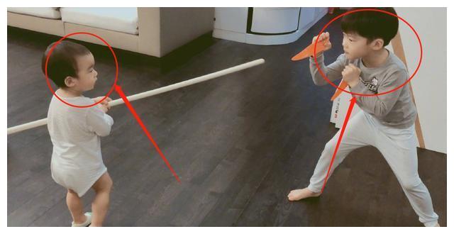 吴京儿子近照曝光,6岁吴所谓背部肌肉线条明显,虎父无犬子!