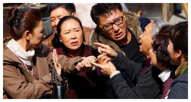 “天下第一懒人”杨锁:吃饭全靠喂,刨坑上厕所,23岁懒死家中|杨锁|懒人|母亲_新浪新闻