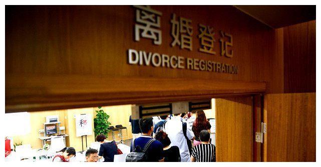 05-21 12:40:11     而一对年轻夫妻却满脸沮丧 默默来到了离婚登记处