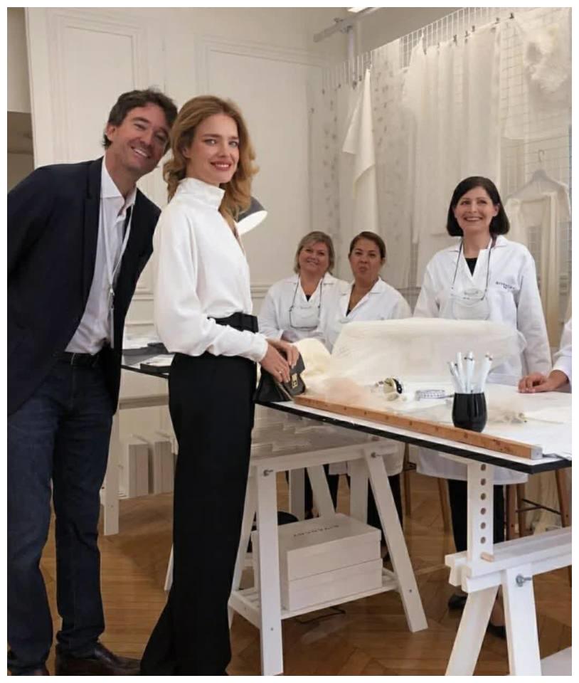 38岁的lv太子妃穿粉丝连衣裙,清新减龄很少女,和太子爷超甜蜜