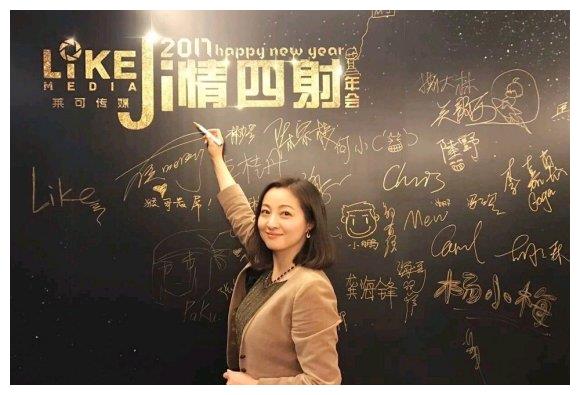 有一名广东女歌手凭仗一首轻松畅快的歌曲摘得铜奖,她叫方芳,这首歌叫