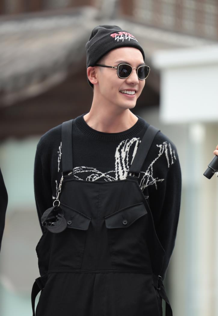 陈伟霆难得的可爱风穿搭穿针织衫配背带裤网友被笑容甜到了