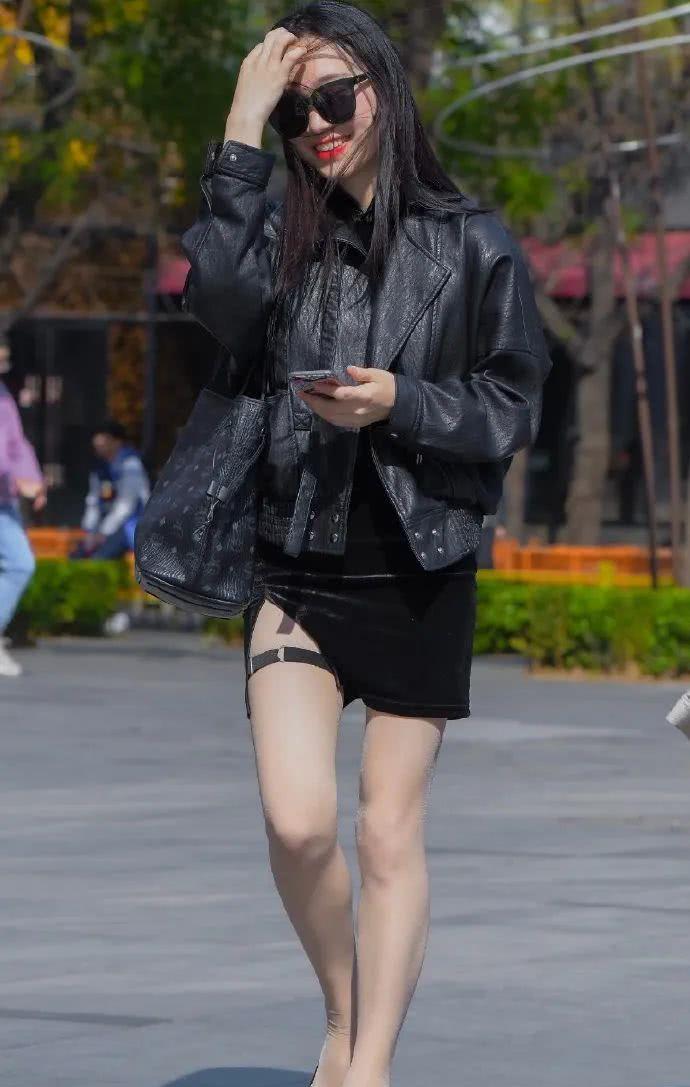 时尚皮褂衩裙墨镜姐很有范