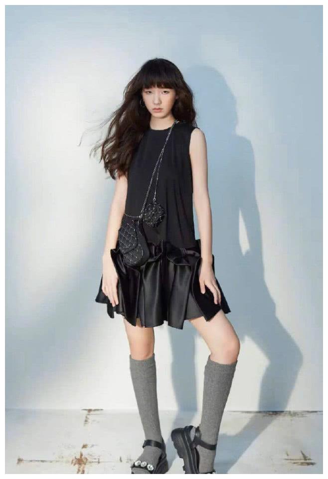 小s大女儿许曦文夏季写真曝光,女儿和妈妈摆同款造型