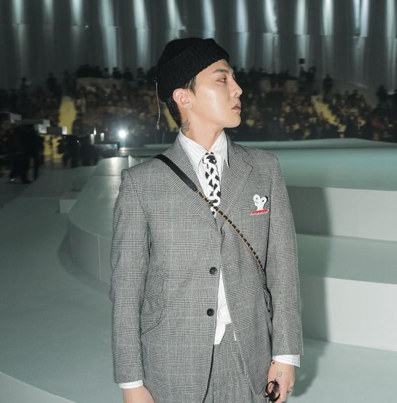 权志龙灰色格子西装配合针织帽也是休闲质感十足