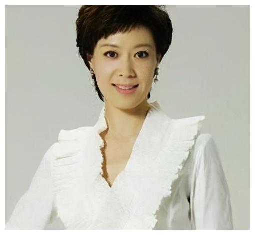 央视主持李文静当万人观众打哈欠,竖中指被骂,今46岁怎样了?