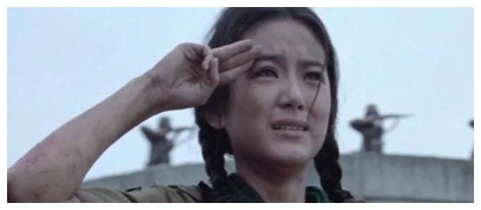 影视剧《八佰》中，杨慧敏伸出三指敬礼，这是有什么含义？|八佰|杨慧敏|含义_新浪新闻