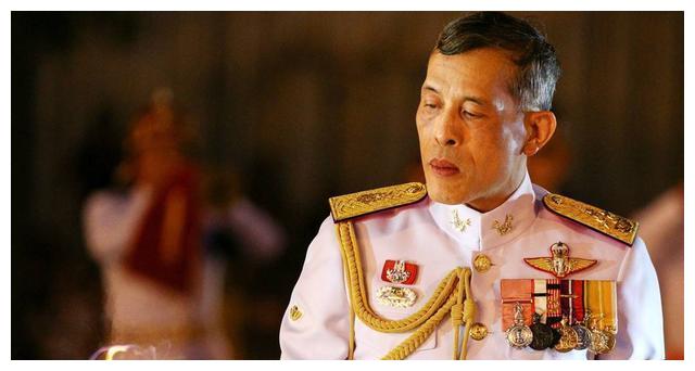 纵观泰王拉玛十世的选妻标准,从第一任到第五任,各有各的风情;从空姐