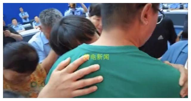 《失孤》原型父子团圆,一家三口相认画面曝光,母亲哭成泪人休闲区蓝鸢梦想 - Www.slyday.coM 《失孤》原型父子团圆,一家三口相认画面曝光,母亲哭成泪人休闲区蓝鸢梦想 - Www.slyday.coM