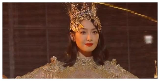 "刘亦菲金鹰幕后照"上热搜后:礼服再难看,也可以用脸撑起来!