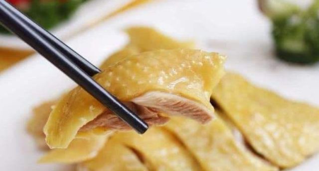 做白切鸡，不能直接下锅，大厨教你正确做法，保证鲜嫩多汁沒腥味休闲区蓝鸢梦想 - Www.slyday.coM