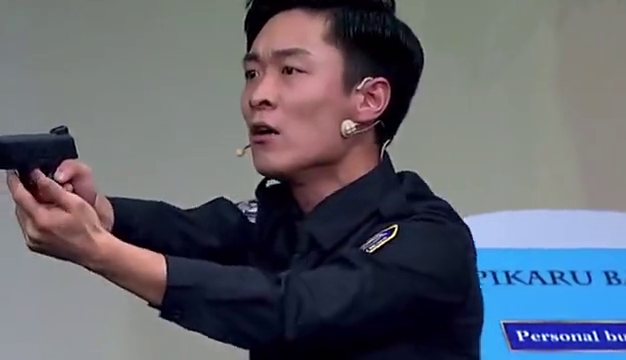 魏翔在大胸劫匪怀中很舒服队员也要当人质谁料瞬间悲剧