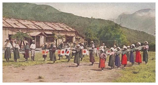 1940年,17岁的刘青石和几个同学谋划给日军投毒,不料计划暴露,被捕