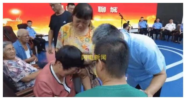 《失孤》原型父子团圆,一家三口相认画面曝光,母亲哭成泪人休闲区蓝鸢梦想 - Www.slyday.coM 《失孤》原型父子团圆,一家三口相认画面曝光,母亲哭成泪人休闲区蓝鸢梦想 - Www.slyday.coM