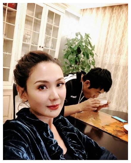 程莉莎晒最新美图,不料丈夫郭晓东成亮点,网友的眼光很犀利