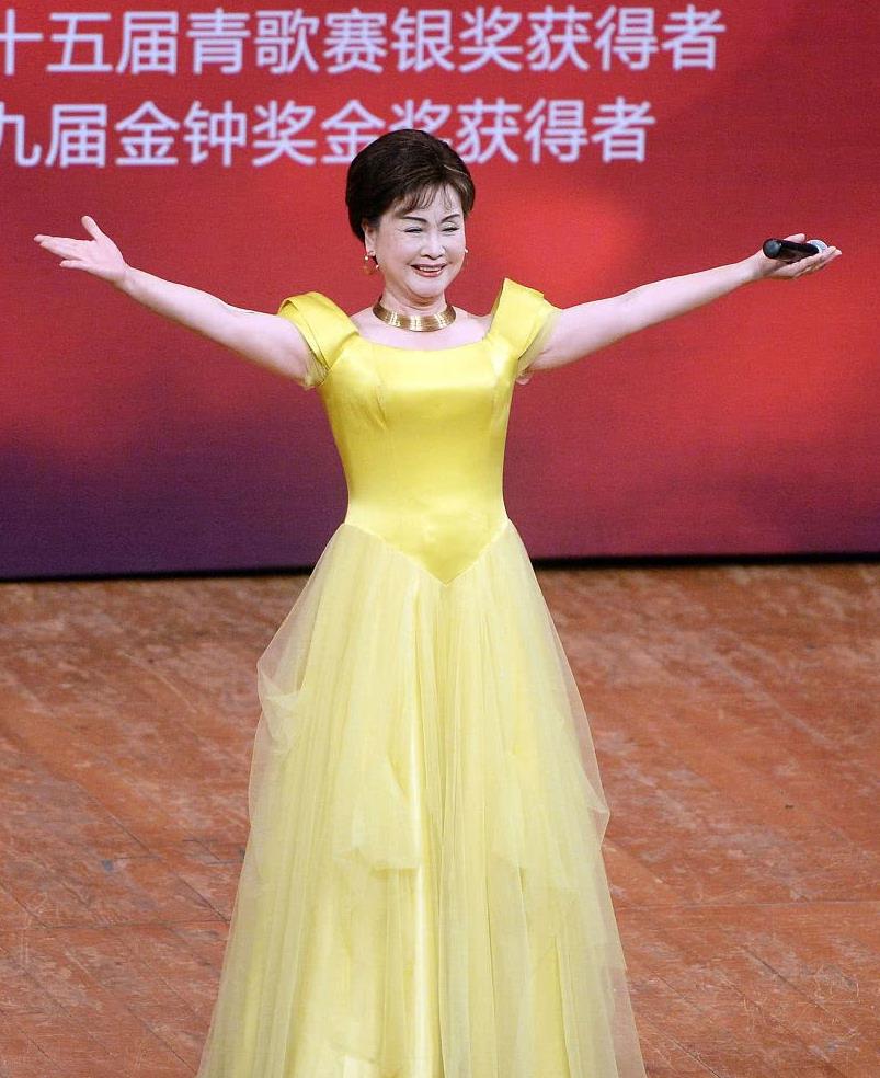 李谷一真是美在骨子里穿礼服裙美得优雅又高级魅力很不一般