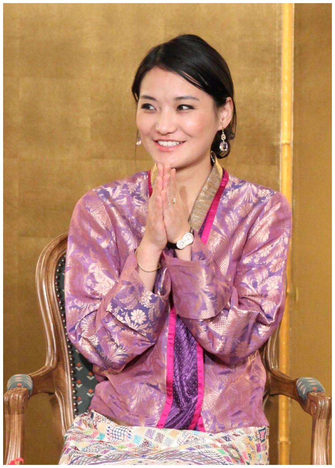 不丹王后打篮球穿大号球衣与印度少女合作动感朝气太惊艳了