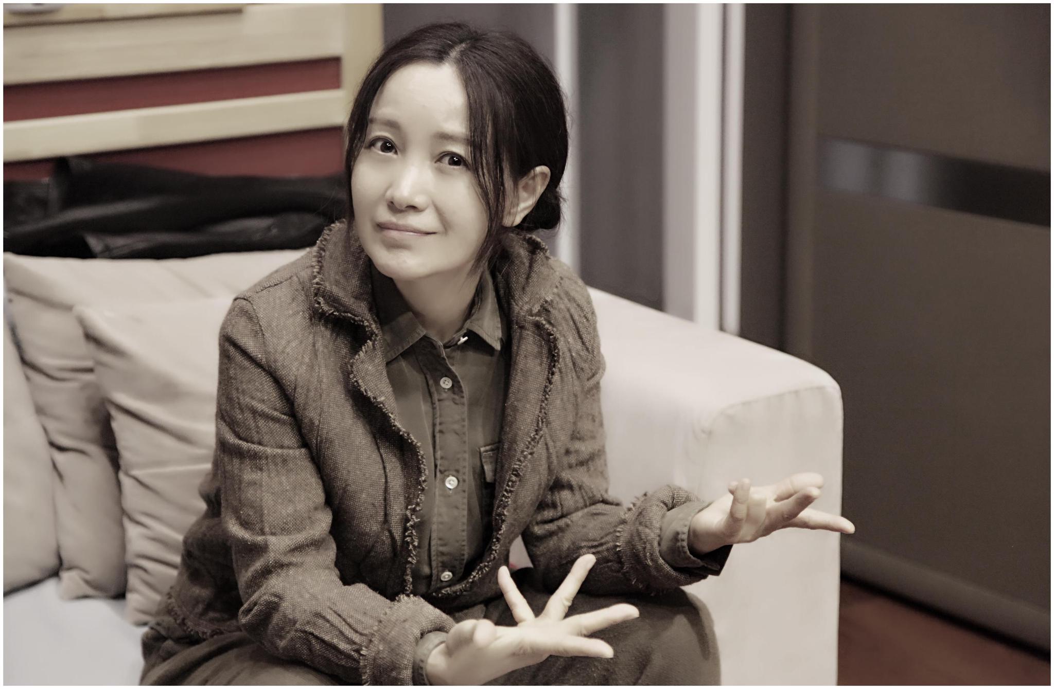 她连上4次春晚,和恩师同居怀孕被要求堕胎,今52岁仍单身一人