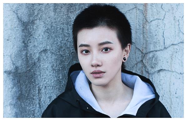 她拍戏嫌水脏,倒入百桶矿泉水被批耍大牌,今却火得一塌糊涂!