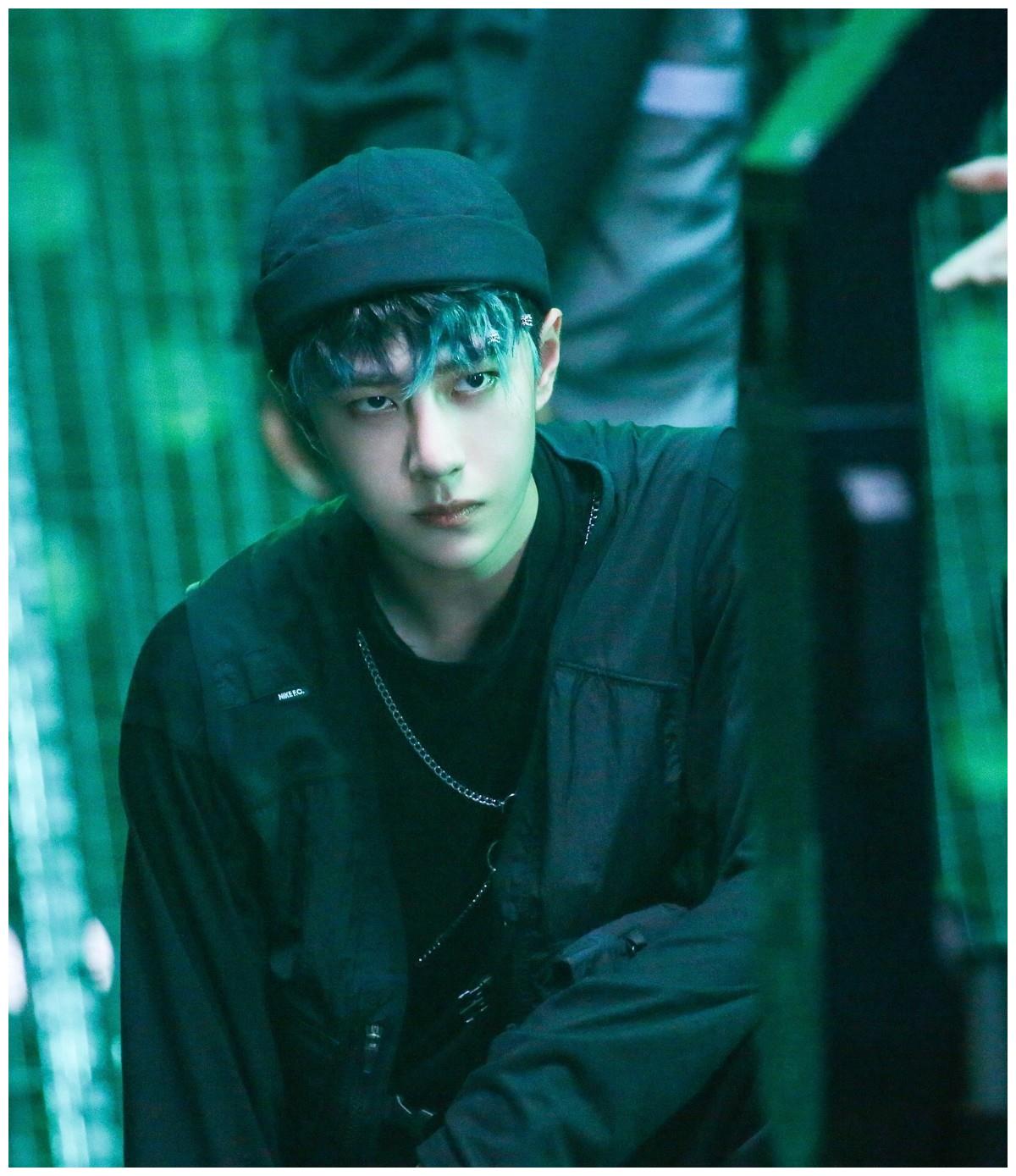 王一博的蓝绿色脏辫,很好地诠释了什么是酷盖和奶膘的完美结合