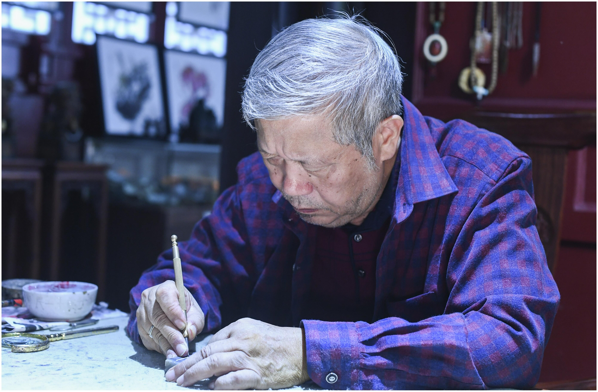 7月12日,潘启慧在进行微刻创作.新华社记者王全超摄