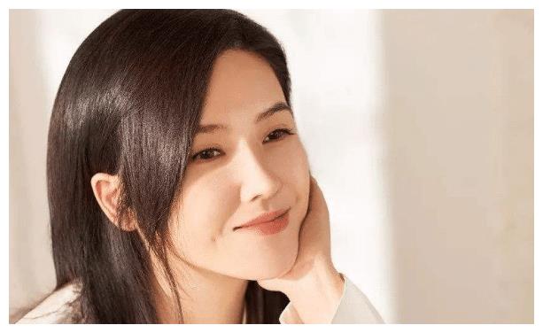 她曾发行过歌曲出演女主角郑微获好评夫妻相处和睦彼此支持