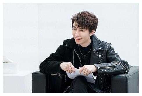 王俊凯身穿铆钉流苏双拼皮衣,摇滚风十足!难道人设要改变?