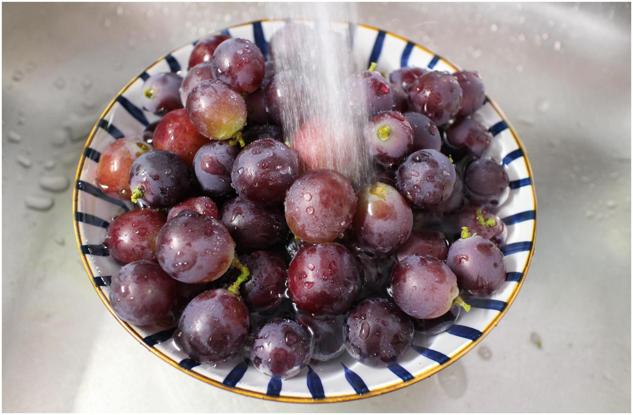 洗葡萄,别只会用盐水,多加2样,洗的干净,连葡萄皮都能吃