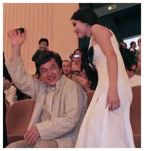 成龙高圆圆13年前走红毯旧照曝光,网友:那时候高圆圆真的好美__财经