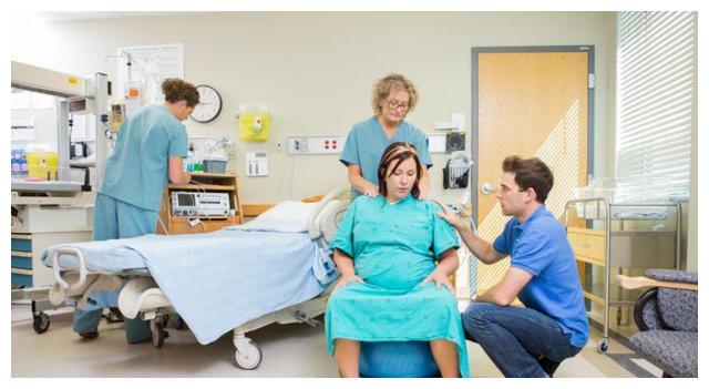 正文  到了孕晚期的时候,孕妈妈需要提前做好待产的准备,并且要定时去