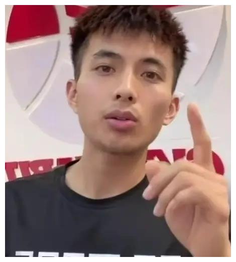 如今的黄宇军,正在把自己的爱好篮球,变成工作,比如开始售卖篮球有关