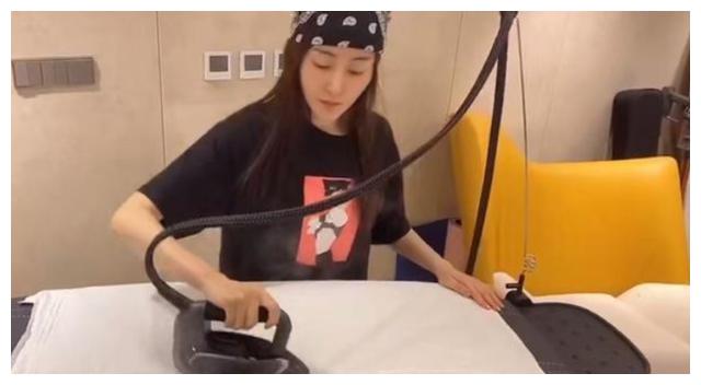 张天爱徐开骋恋情再添锤!男方在她家门口寄快递,打扮随意好居家